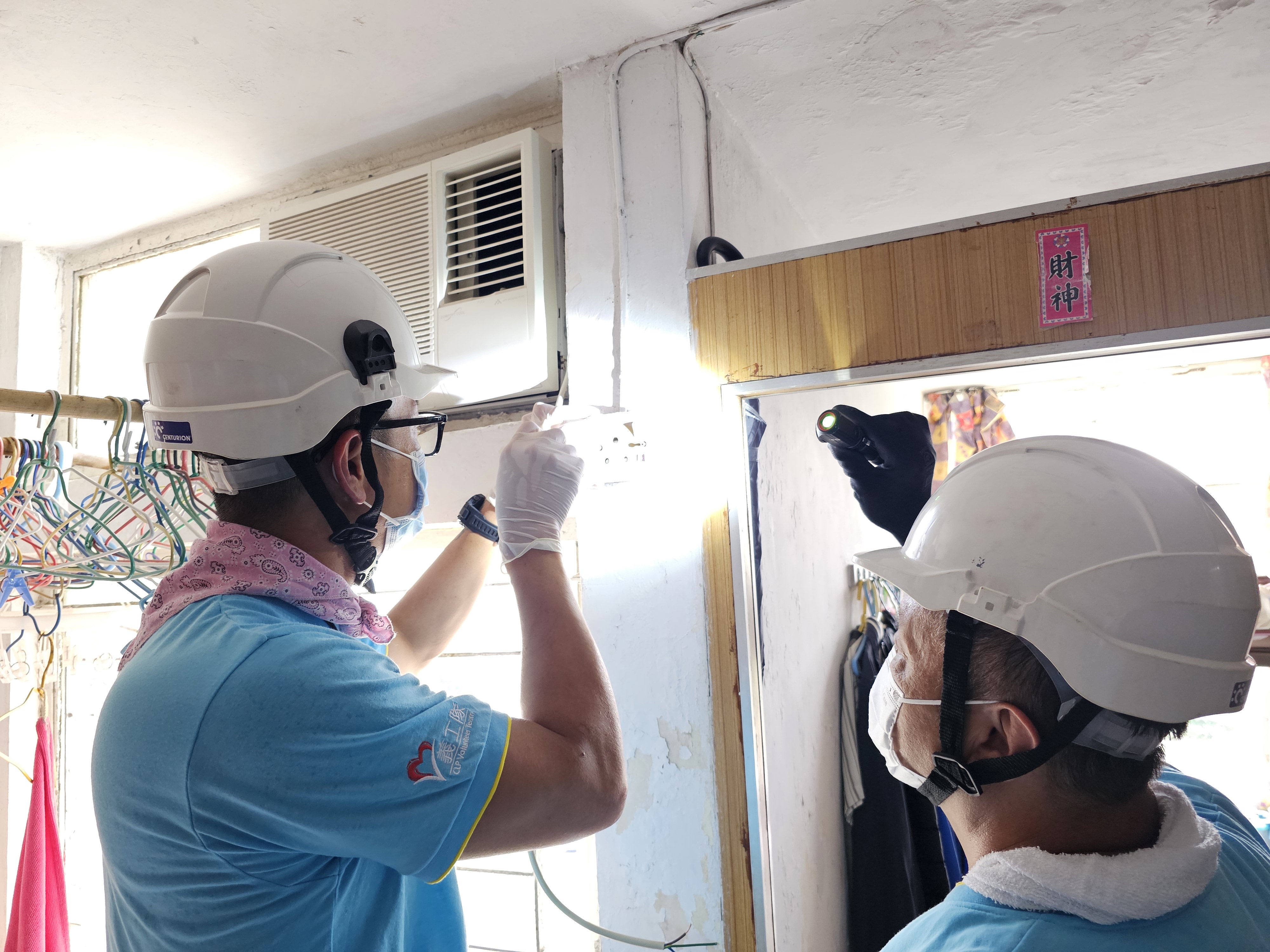 中電義工為長者維修電器