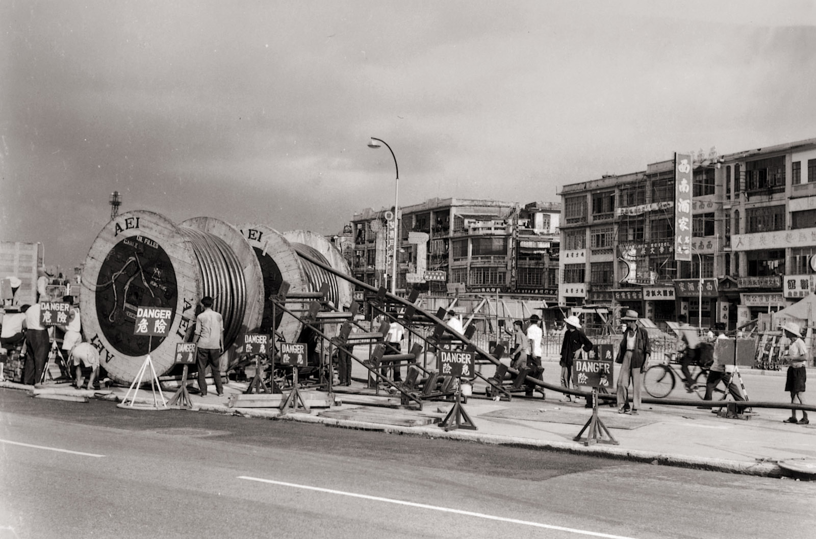 Cable laying in Kowloon (1950s)