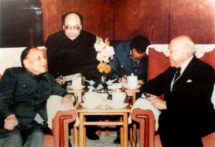 羅蘭士嘉道理勳爵於1985年和國家最高領導人鄧小平在北京人民大會堂會面。