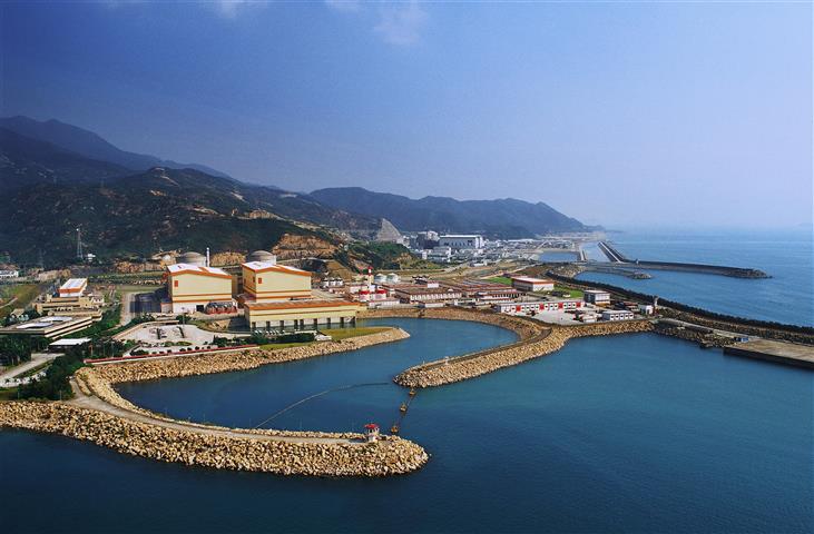 大亞灣核電站是中國首個大型商用核電站，為香港提供安全和潔淨的電力。